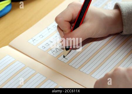 Immagine del simbolo: Il primo livellatore apprende la scrittura Foto Stock