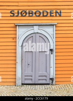 BERGEN NORVEGIA - 2016 MAGGIO 01. Una vecchia grande porta a bryggen nella città di Bergen in Norvegia. Foto Stock