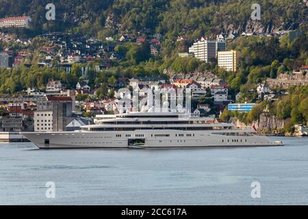 BERGEN NORVEGIA - 2015 MAGGIO 28. Lo yacht Eclipse Mega all'ancora a Bergen di proprietà dell'uomo d'affari russo e proprietario di Chelsea F.C Roman Abramovich. Foto Stock