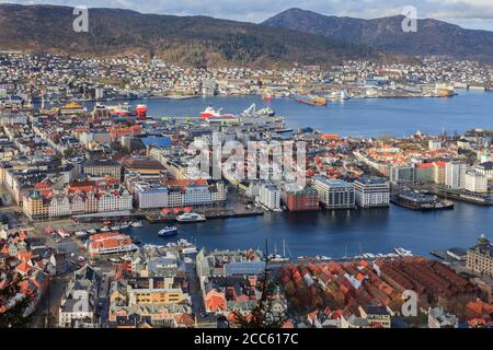 BERGEN NORVEGIA - 2016 MAGGIO 01. Bergen città con il famoso bryggen e pesce all'aperto segnato. Foto Stock