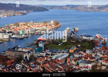 BERGEN NORVEGIA - 2016 MAGGIO 01. Vista sulla città di Bergen in Norvegia con navi da crociera e navi offshore nel porto. Foto Stock