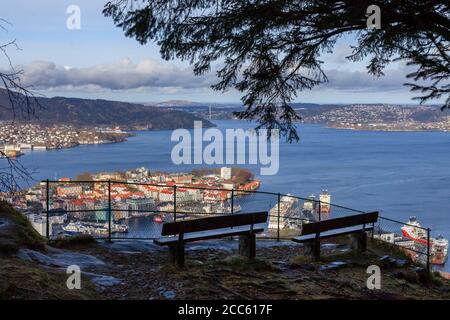 BERGEN NORVEGIA - 2016 MAGGIO 01. Panca seduta con splendida vista sulla città di Bergen in Norvegia. Foto Stock