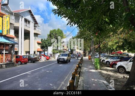 Grand Baie, Mauritius - 3 maggio 2013: Strada nella città di Grand Baie vicino alla spiaggia pubblica più popolare, i principali centri della vita notturna. Il governo è mak Foto Stock