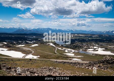 Le strade tortuose del Beartooth Pass (autostrada US 212) nel Wyoming e nel Montana. Neve e laghi alpini nella vista Foto Stock