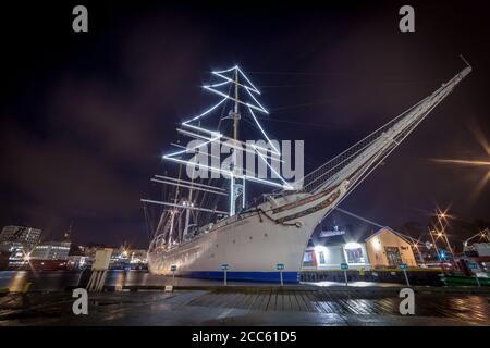 BERGEN, NORVEGIA - 2015 DICEMBRE 23. Nave alta Statsraad Lehmkuhl con luci di natale sul porto di Bergen. Foto Stock