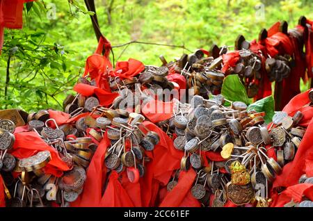 Zhangjiajie, Cina - 10 maggio 2017: Dettaglio di serrature d'amore con nastri rossi nel Parco Nazionale di Zhangjiajie, Cina. Foto Stock