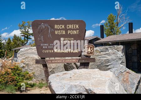 Montana, USA - 2 luglio 2020: Cartello per il Rock Creek Vista Point, lungo la Beartooth Highway, all'interno della Custer National Forest Foto Stock