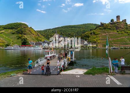 Valle della Mosella, il villaggio del vino Beilstein, Metternich castello, traghetto fiume, Germania Foto Stock