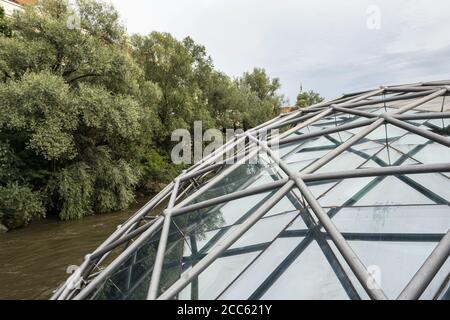 Graz, Austria. Agosto 2020. Vista dettagliata dell'isola nel Mur edificio sul fiume Foto Stock