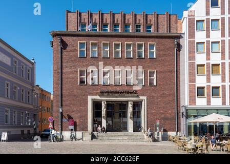 Stralsund, Germania. 13 Agosto 2020. Vista della lista 'Gewerkschaftshaus' sull'Alter Markt. Credit: Stefano Nosini/dpa-Zentralbild/ZB/dpa/Alamy Live News Foto Stock