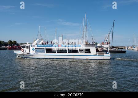 Stralsund, Germania. 13 Agosto 2020. La nave Altefähr entra nel porto. I turisti possono fare un tour del porto attraverso lo Strelasund, un'insenatura del Mar Baltico. Credit: Stefano Nosini/dpa-Zentralbild/ZB/dpa/Alamy Live News Foto Stock