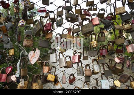 Graz, Austria. Agosto 2020. Lucchetti appesi sul ponte Erzherzog Johann sul fiume Mura Foto Stock