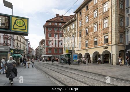 Graz, Austria. Agosto 2020. La fermata del tram si trova in piazza Hauptplatz, nel centro storico della città Foto Stock