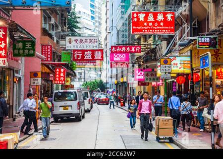 HONG KONG - 19 MARZO 2013: Cartelli con pubblicità sulla via pedonale Mongkok shopping a Hong Kong. Foto Stock