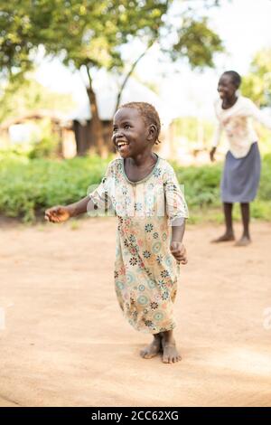 I bambini rifugiati sudanesi saltano la corda insieme nel campo profughi di Palabek, nel nord Uganda, Africa orientale. Foto Stock