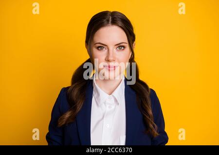 Ritratto di affascinante ragazza della scuola superiore guardare in macchina fotografica uniforme blu scuro isolata su sfondo dai colori vivaci Foto Stock