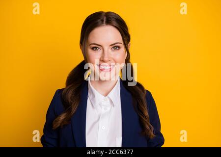 Ritratto di intelligente intelligente intelligente cute High School ragazza look in macchina fotografica buon umore goda la lezione indossa blu scuro isolamento uniforme su vibrant Foto Stock