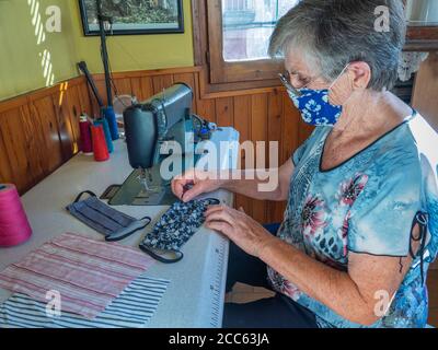 Donna cucire maschere viso panno Foto Stock