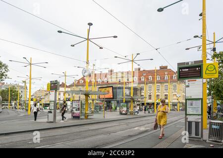 Graz, Austria. Agosto 2020. Il tram ferma a Jakominiplatz Foto Stock