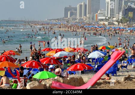 Israele, Tel Aviv, una giornata di sole sulla spiaggia che guarda a nord da sud Foto Stock