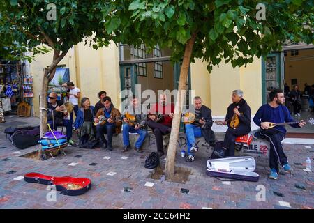 Una band suona per strada per soldi fotografati ad Atene, in Grecia Foto Stock