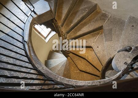 Graz, Austria. Agosto 2020. Dettaglio della doppia scala elicoidale a chiocciola costruita nel 1499 situata nel cortile interno dei palazzi dell'ex i Foto Stock