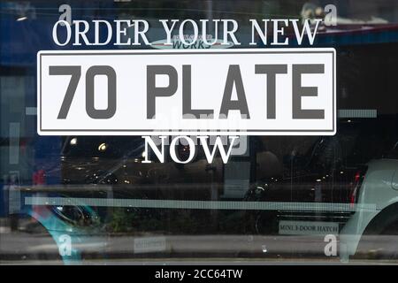70 Plate new car advertisement in Douglas Park Mini concessionario garage vetrina durante la pandemia coronavirus, Glasgow, Scozia, Regno Unito Foto Stock