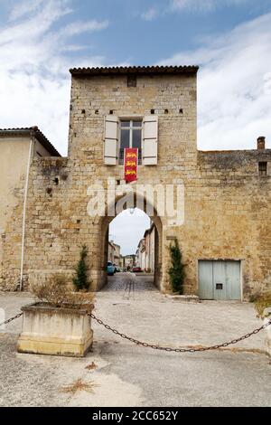 Francia Bastide città; una delle porte medievali 13 ° secolo nella città fortificata di Vianne, Lot et Garonne, Nouvelle Aquitaine Francia Europa Foto Stock