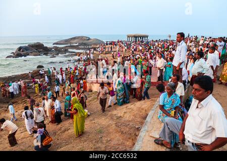 KANYAKUMARI, India - 20 Marzo 2012: Unidentified pellegrini in cerca di sunrise a Kanyakumari città cape nello stato federato di Tamil Nadu in India Foto Stock