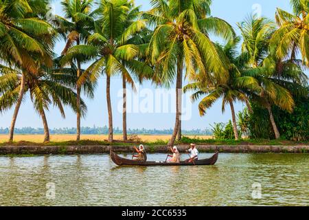 ALAPPUZHA, INDIA - 18 MARZO 2012: Persone non identificate barca a vela in Alappuzha backwaters nello stato del Kerala in India Foto Stock