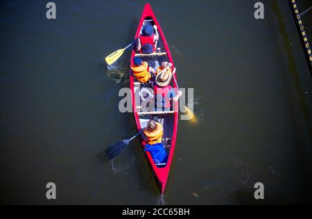 06 agosto 2020, Meclemburgo-Pomerania occidentale, Diemitz: Una pagaia per famiglie nel distretto dei laghi di Meclemburgo. Migliaia di turisti stanno attualmente viaggiando in barca, in bicicletta o come escursionisti nel distretto dei laghi di Mecklenburg. Foto: Jens Büttner/dpa-Zentralbild/ZB Foto Stock