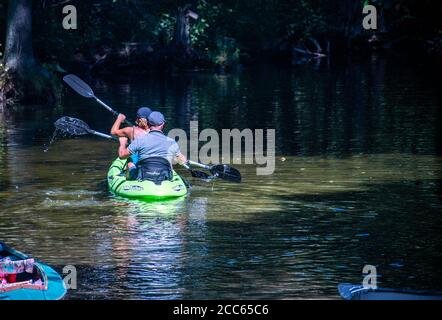 06 agosto 2020, Meclemburgo-Pomerania occidentale, Fleeter Mühle: I paddler sono vicino a Fleeter Mühle in direzione di Mirow. Migliaia di turisti stanno attualmente viaggiando in barca, in bicicletta o come escursionisti nel distretto dei laghi di Mecklenburg. Foto: Jens Büttner/dpa-Zentralbild/ZB Foto Stock