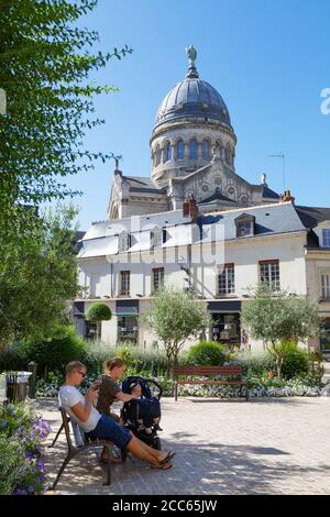 Una famiglia seduta di fronte alla Basilica di San Martino in una soleggiata giornata estiva, Tours, Valle della Loira Francia europa Foto Stock