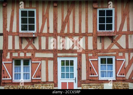 Facciata di una vecchia casa a graticcio, tipico stile della Normandia, primo piano. Le Bec Hellouin, Francia Foto Stock