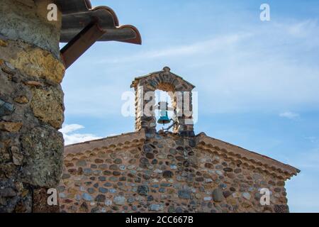 Facciata in pietra della Chapelle des Pénitents con il suo piccolo campanile, in Upaix, un villaggio in cima alla collina nella valle del Buëch, Hautes-Alpes, Francia Foto Stock