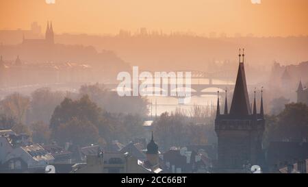 Panorama di Praga con la torre gotica del Ponte Carlo e le sagome dei ponti sul fiume Moldau, Repubblica Ceca Foto Stock