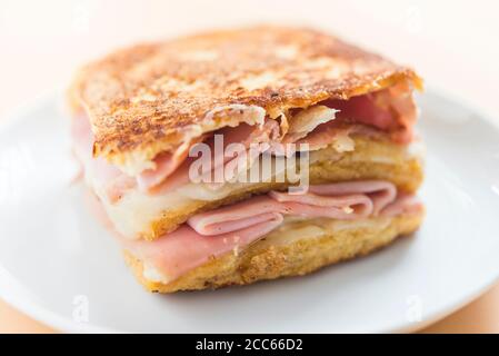 sandwich monte cristo primo piano vista frontale Foto Stock