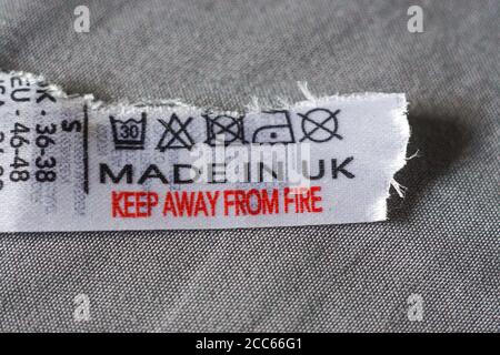 Made in UK Shirt Label. Tenere lontano dal fuoco Foto Stock