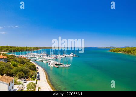 Città di Veli Rat sull'isola di Dugi Otok sul mare Adriatico in Croazia, vista aerea dal drone Foto Stock