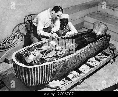 Tomba di Tutankhamon. Howard carter che esamina il sarcofago dalla tomba del re Tutankhamon, Luxor, Egitto. Foto scattata da Harry Burton nel 1922 Foto Stock