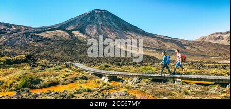 New Zealand escursione coppia Backpackers Tramping al Parco Nazionale di Tongariro. Escursionisti di sesso maschile e femminile a piedi dal Monte Ngauruhoe. Persone che vivono in salute Foto Stock