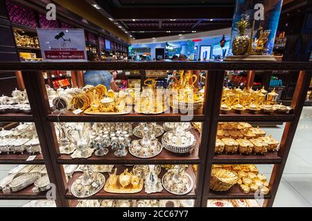 DUBAI, Emirati Arabi Uniti - 02 Marzo 2019: tradizionale arabo tè pentola di souvenir in duty free zone nell'aeroporto internazionale di Dubai negli Emirati arabi uniti Foto Stock