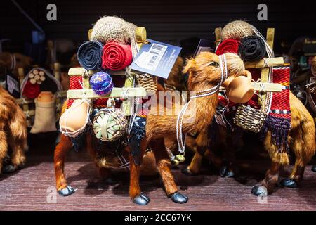 DUBAI, Emirati Arabi Uniti - 02 Marzo 2019: Camel toy souvenir in duty free zone nell'aeroporto internazionale di Dubai negli Emirati arabi uniti Foto Stock
