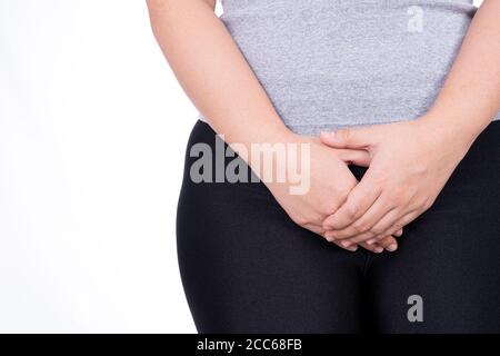 Le mani della donna tengono il suo cavallo che soffre di stomachache doloroso su sfondo bianco. Medicina, sanità per il concetto di pubblicità. Foto Stock