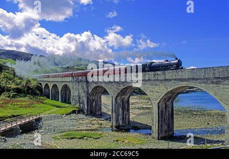 Il treno a vapore Jacobite che passa sopra il viadotto di Loch nan Uamh Vicino Arisaig Highland Scotland UK Foto Stock