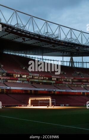 Illuminazione artificiale utilizzata durante i mesi invernali all'Emirates Stadium Foto Stock