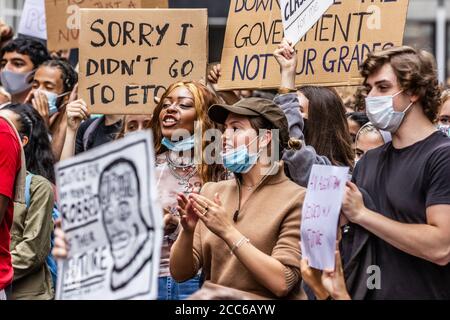 A livello studenti protestano nel centro di Londra contro il governo e hanno i loro risultati declassati a causa di Covid-19. 10/08/20 Foto Stock