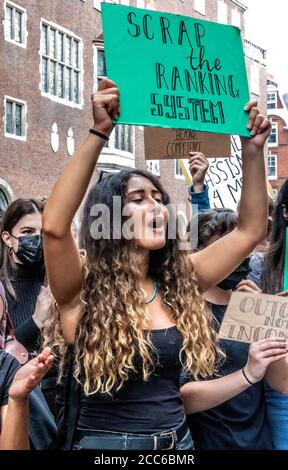 A livello studenti protestano nel centro di Londra contro il governo e hanno i loro risultati declassati a causa di Covid-19. 10/08/20 Foto Stock