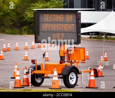 ARLINGTON, VIRGINIA, USA, 11 MAGGIO 2020: Sito di test Covid-19, segni per test solo su appuntamento. Foto Stock