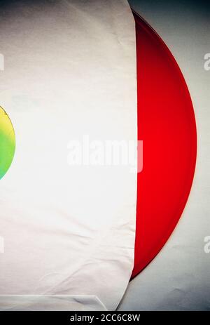 Still life di vinile rosso da 12 pollici con il bianco manicotto interno Foto Stock